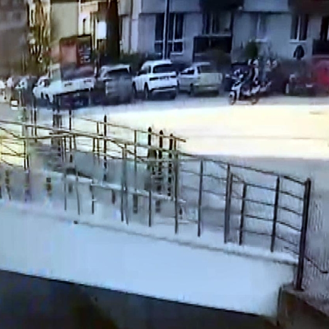 Motosiklet hafif ticari araca çarptı; o anlar kamerada