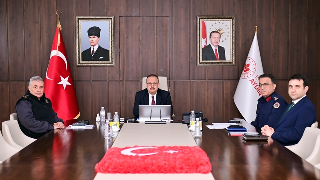 Okul güvenliği için Türkiye genelinde ortak adım
Aydın Valisi Canbolat güvenlik toplantısına katıldı