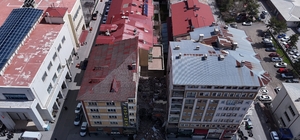 Yıkım esnasında zarar görüp tahliye edilmişti, tehlike saçmaya devam ediyor Sivas'ın işlek caddesinde ana taşıyıcı kolonları hasar gördüğü için tahliye edilen 21 daireli apartman havadan görüntülendi