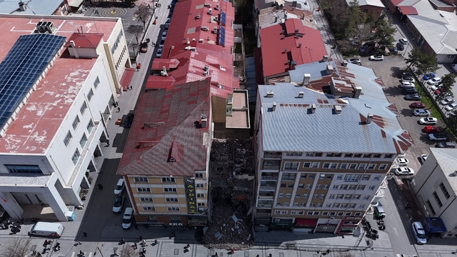 Yıkım esnasında zarar görüp tahliye edilmişti, tehlike saçmaya devam ediyor
Sivas'ın işlek caddesinde ana taşıyıcı kolonları hasar gördüğü için tahliye edilen 21 daireli apartman havadan görüntülendi