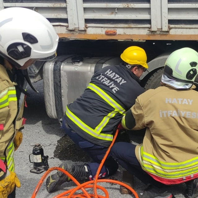 Hatay'da tamir etmeye çalıştığı tırın kupa ile dorsesi arasına kolu sıkışan...