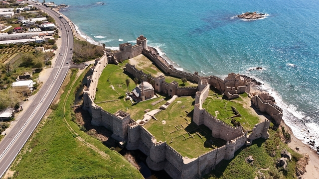 Mamure Kalesi camisinde 700 yıldır ibadet sürüyor
Karamanoğulları döneminden günümüze ulaşan cami, ibadet ve turizmi bir arada yaşatıyor