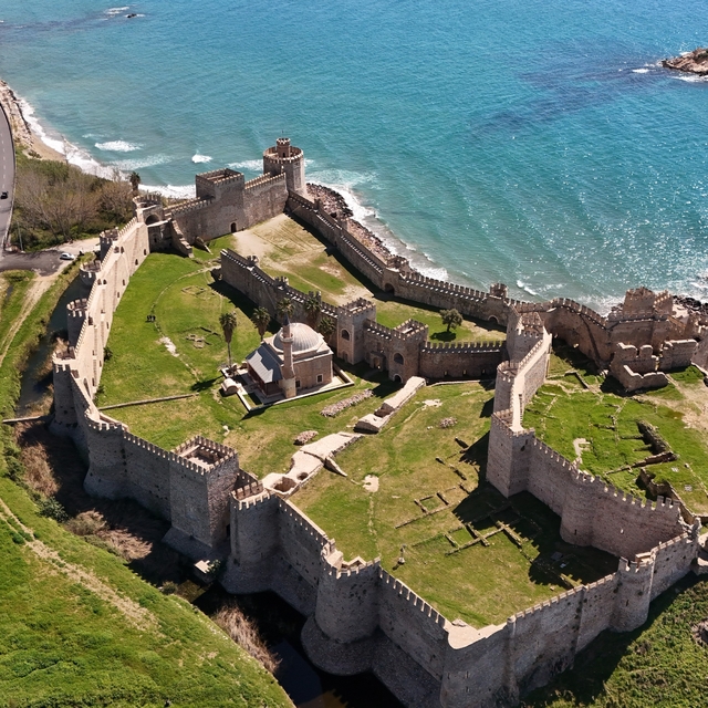 Mamure Kalesi camisinde 700 yıldır ibadet sürüyor
Karamanoğulları döneminde...