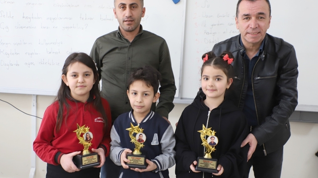 Hakkari'de öğrencilerin başarısı kupayla taçlandı