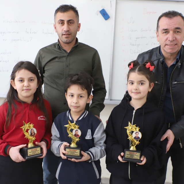 Hakkari'de öğrencilerin başarısı kupayla taçlandı