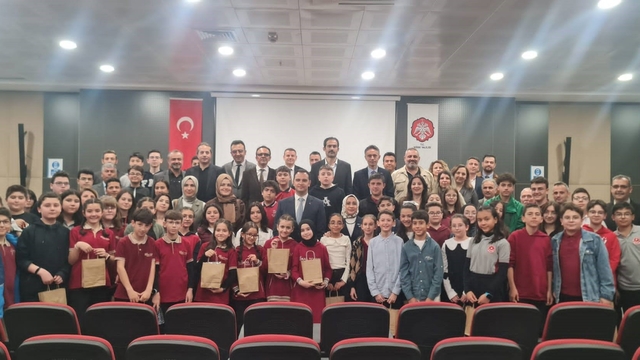 TÜBİTAK başarısı gösteren öğrencilere valilikten hediye