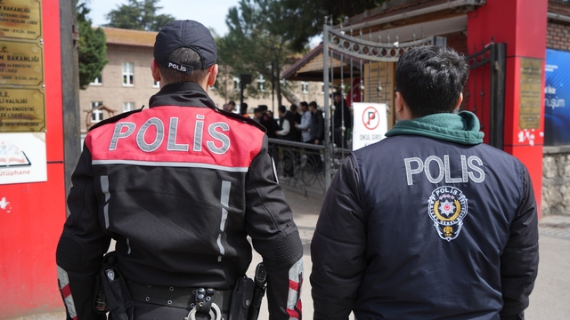 Silahlı saldırı olaylarının ardından Kocaeli'de polisten güvenlik mesaisi
Kocaeli polisi okul önlerinde teyakkuzda