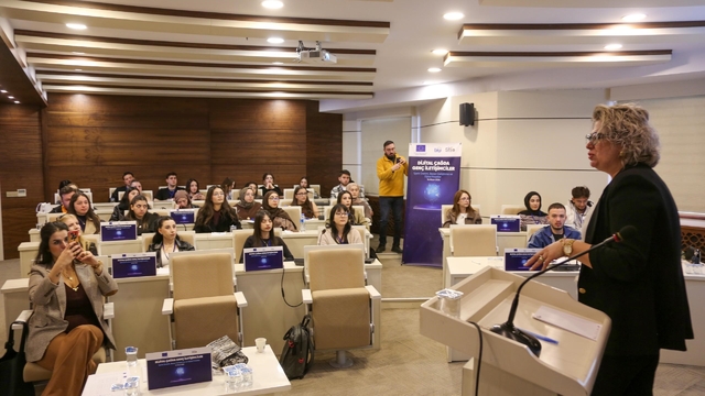 Sivas'ta genç iletişimciler dijital dünyaya hazırlanıyor