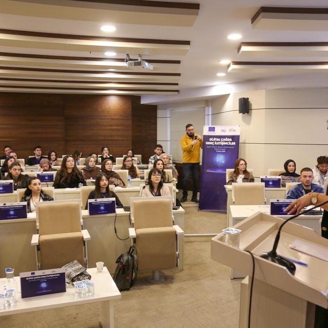 Sivas'ta genç iletişimciler dijital dünyaya hazırlanıyor