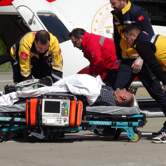 Ambulans helikopter zamanla yarıştı, kalp krizi geçiren hasta hayata tutund...
