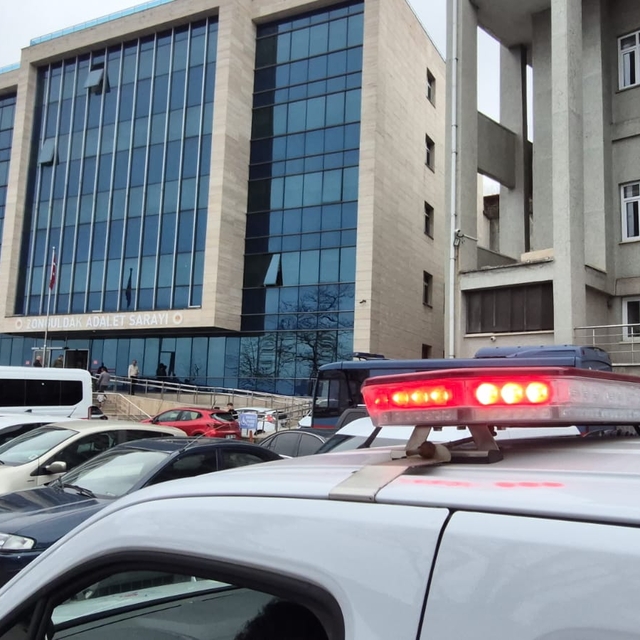 Okuluna saldırı yapacağına yönelik mesaj atan lise öğrencisi adliyede