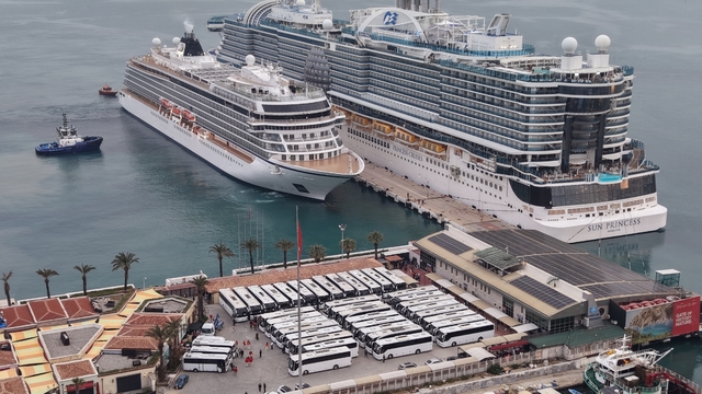 Kuşadası'na 2 kruvaziyerle 5 bin 297 turist geldi