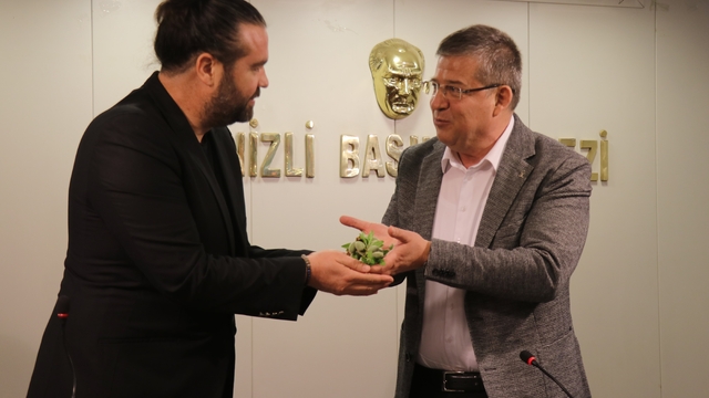AK Parti İl Başkanı Subaşıoğlu; "Siyasilerin toplumla kurduğu en güçlü köprü basındır"
AK Parti Denizli İl Başkanı Subaşıoğlu, Denizli Gazeteciler Cemiyeti Başkanı Tokmak'ı ziyaret etti