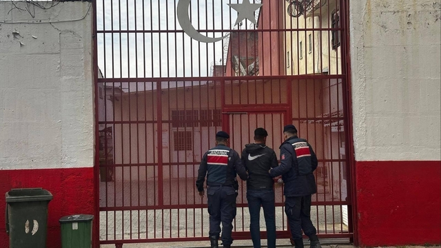 Germencik'te JASAT ekipleri aranan şahsa göz açtırmadı