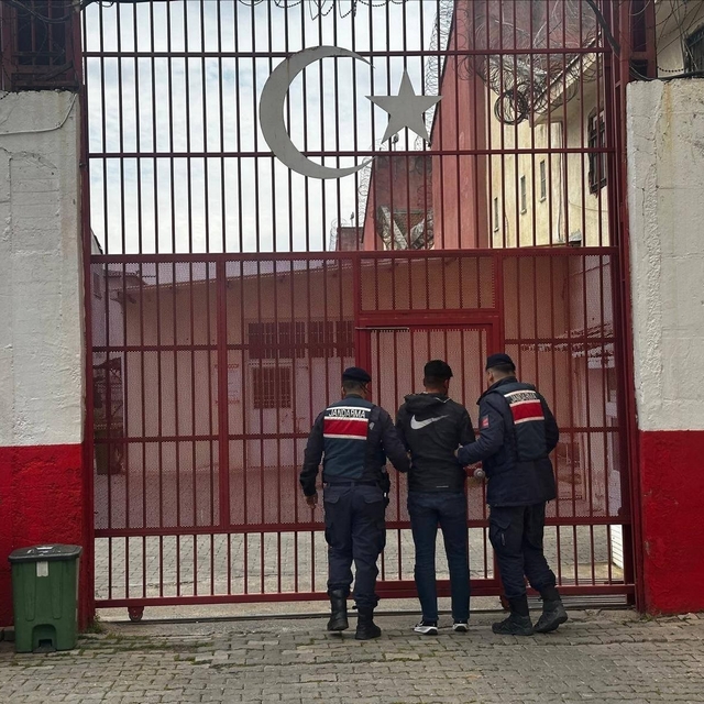 Germencik'te JASAT ekipleri aranan şahsa göz açtırmadı