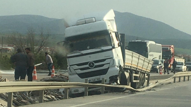 Bariyerlere çarpan tırda 2 kişi yaralandı