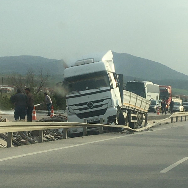 Bariyerlere çarpan tırda 2 kişi yaralandı