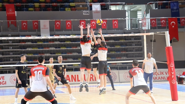 Şanlıurfa Büyükşehir Belediyesi genç erkekler voleybol takımı filede iddialı