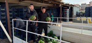 Antalya'da sezonun ilk karpuz hasadı yapıldı
Karpuzun kilogramı ortalama 40...