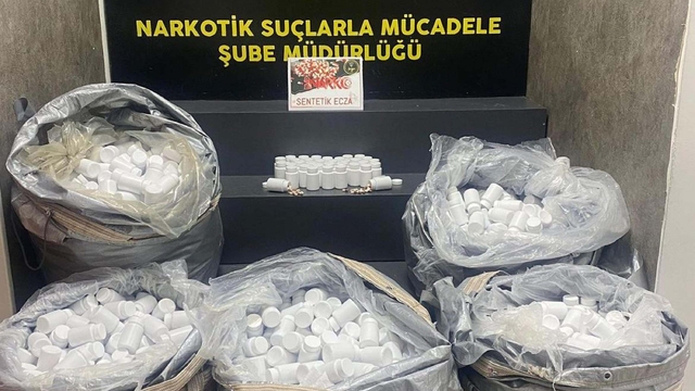 İzmir'de 156 bin 600 sentetik hap ele geçirildi; 1 tutuklama