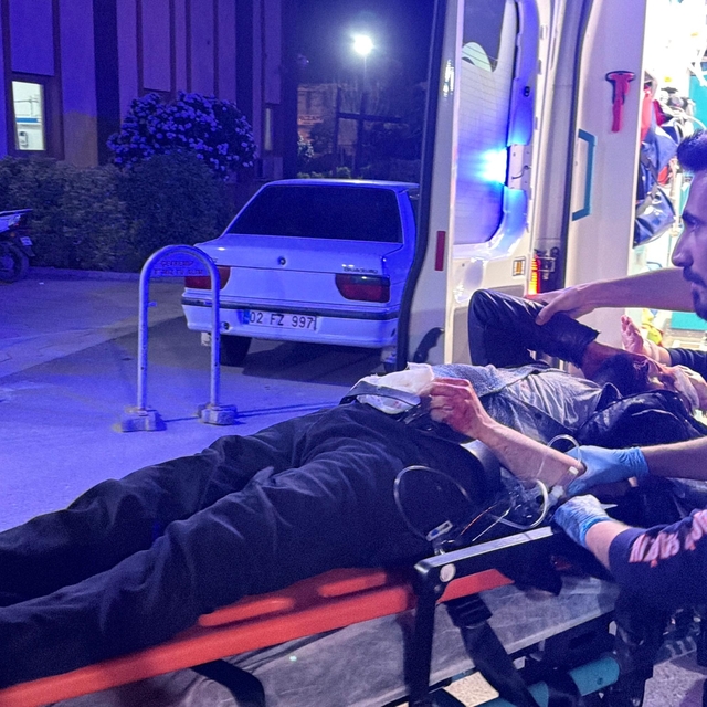 Motosiklet ile kamyonet çarpıştı: 1 ağır yaralı