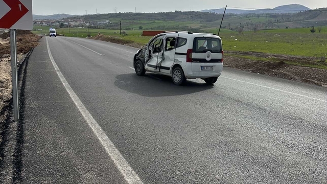 Kontrolden çıkan kamyonet karşı şeride geçerek ticari araçla çarpıştı: 1 yaralı