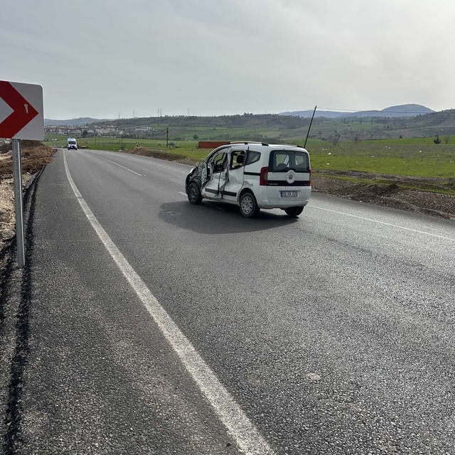 Kontrolden çıkan kamyonet karşı şeride geçerek ticari araçla çarpıştı: 1 ya...