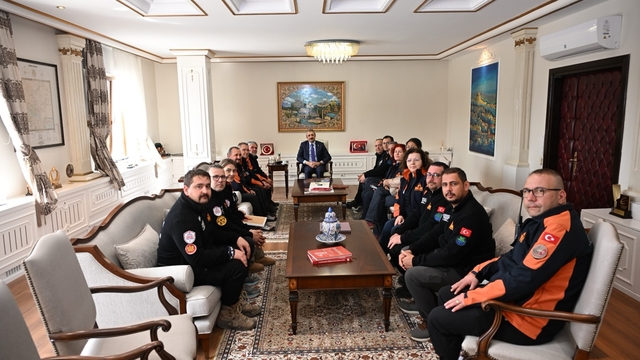 Edirne Valisi Sezer afet gönüllülerini kabul etti