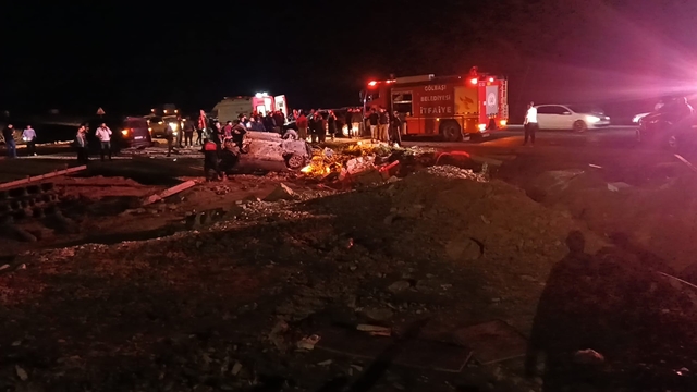 İki otomobil çarpıştı: 1'i ağır, 2 yaralı