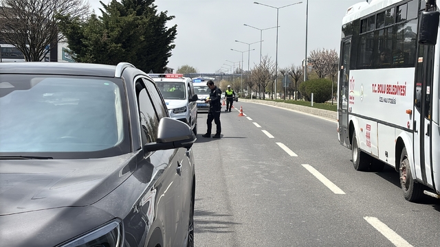 D-100'de karşıya geçmek isterken cipin çarptığı yaşlı adam ağır yaralandı