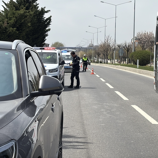 D-100'de karşıya geçmek isterken cipin çarptığı yaşlı adam ağır yaralandı