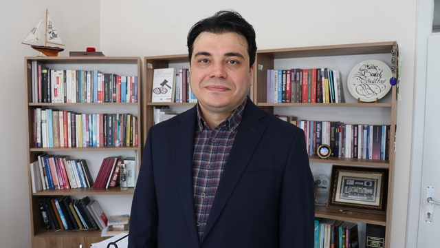 Yeni paralel tehlike, dijital oyunlar
Dijital oyunlar ve sosyal medya zihinlerde paralel ikinci bir dünya oluşturuyor
Şanlıurfa ve Kahramanmaraş'ta yaşanan saldırıları değerlendiren Prof. Dr. Miraç Burak Gönültaş, dijital dünyanın özellikle çocuklarda paralel bir dünya oluşturup, oradaki karakterlerin anne ve babanın yerini aldığını söyledi