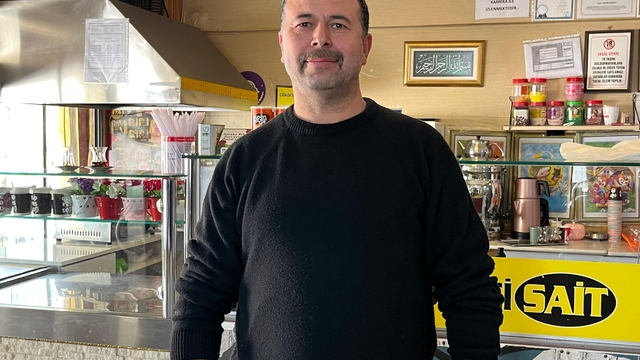 Heimlich manevrasıyla öğrenciyi kurtaran market sahibi: "Elimi öpmeye geldi, dua etti"
"Kendi oğlumun nefes borusuna da elma parçası takılmıştı. Onu da aynı şekilde çıkarmıştım"
Market işletmecisinin ilk yardım bilgisi hayat kurtardı