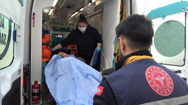 Çakmağını vermeyen kuzenini bıçaklayıp kaçtı