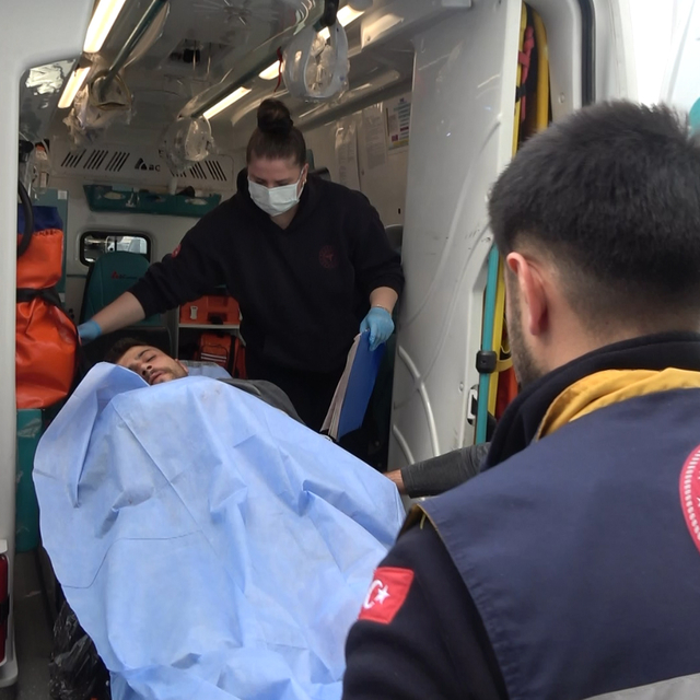 Çakmağını vermeyen kuzenini bıçaklayıp kaçtı