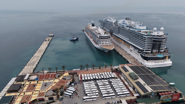 Kuşadası'na 2 kruvaziyer 5 bin 297 turist getirdi