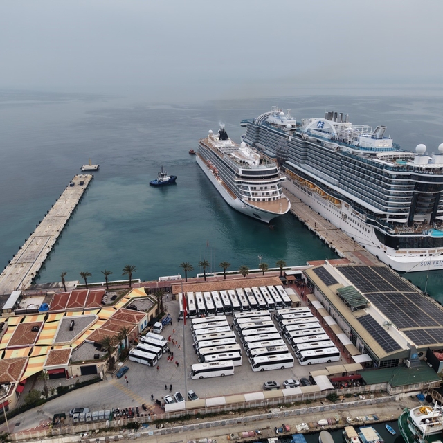 Kuşadası'na 2 kruvaziyer 5 bin 297 turist getirdi