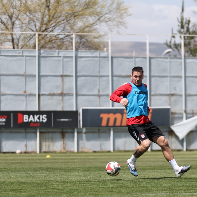 Sivasspor'da Rey Manaj idmanlara başladı