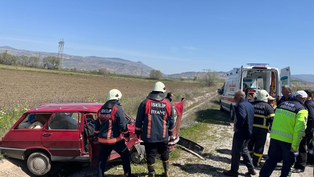 Çorum'da iki otomobil çarpıştı: 3 yaralı
