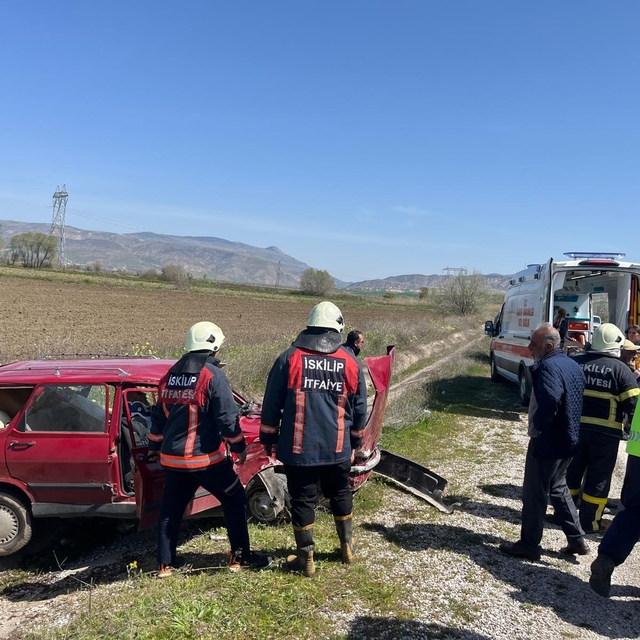 Çorum'da iki otomobil çarpıştı: 3 yaralı