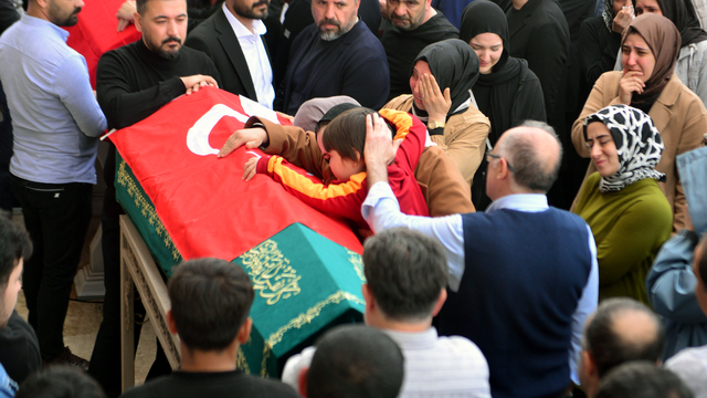 Kahramanmaraş'ta okuldaki saldırıda yaşamını yitiren öğrenciler toprağa verildi