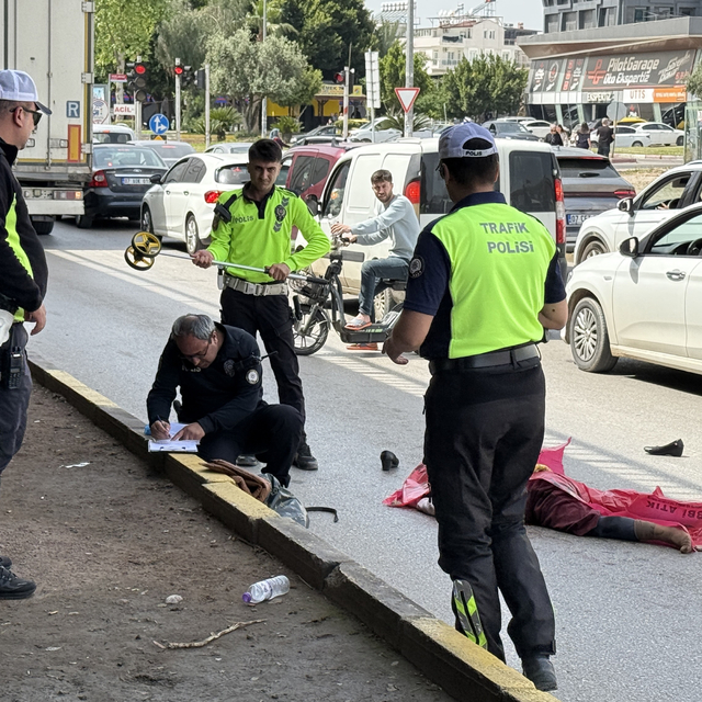 Yol kenarında mendil satarken TIR'ın altında kalan kadın hayatını kaybetti