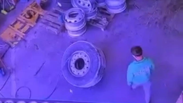 Lastiğin tamir sırasında patlaması kamerada