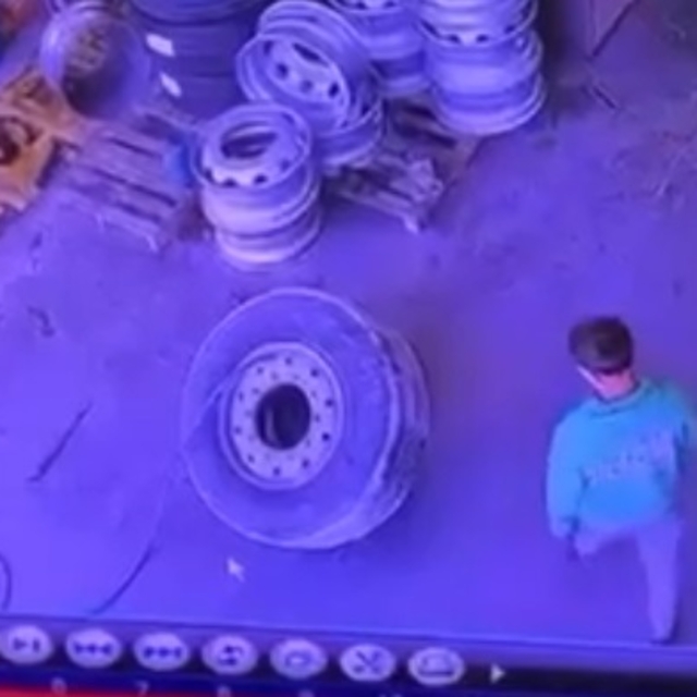 Lastiğin tamir sırasında patlaması kamerada