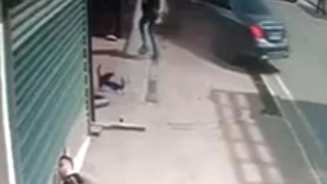 Karşı yönden gelen motosikletliye otomobiliyle çarptı