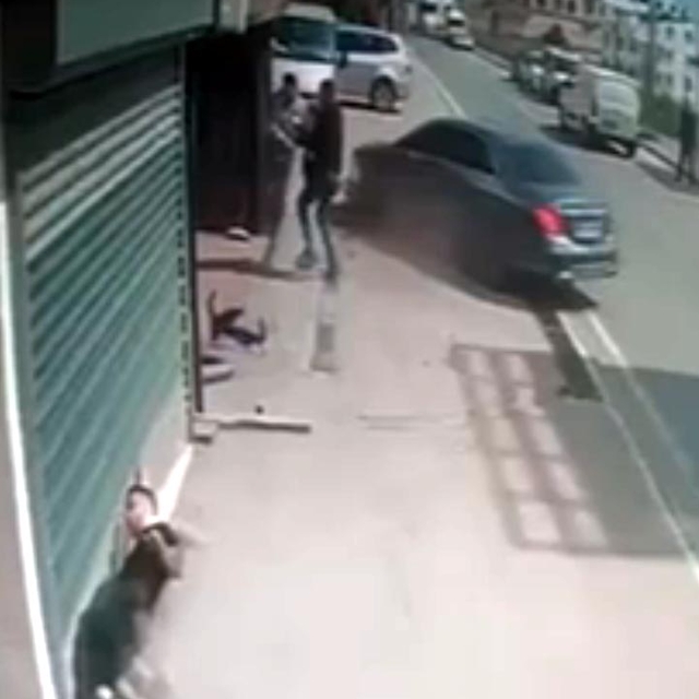 Karşı yönden gelen motosikletliye otomobiliyle çarptı