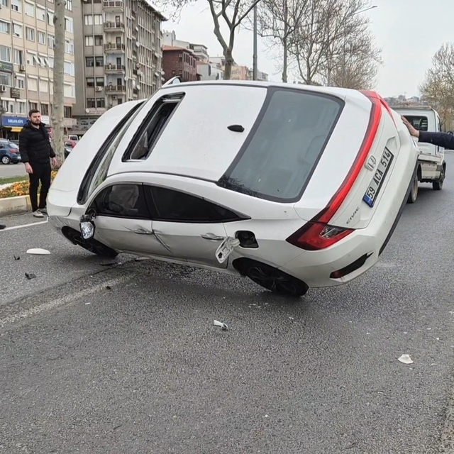 Otomobiller çarpıştı: 1 yaralı
Otomobil yolun ortasında takla attı