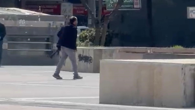 Elinde silahla polise kendini ihbar etti, etrafa ateş açtı
Pompalı tüfekle çevreye ateş açan şahsı, polis üzerine atlayıp etkisiz hale getirdi