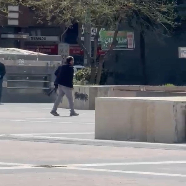 Elinde silahla polise kendini ihbar etti, etrafa ateş açtı
Pompalı tüfekle...