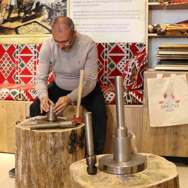 Hediyelik eşya dükkanında isteyenlere eski dönemlere ait sikke bastırıyor